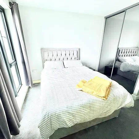 Modern Two Bedroom Flat On Broad Street * Birmingham