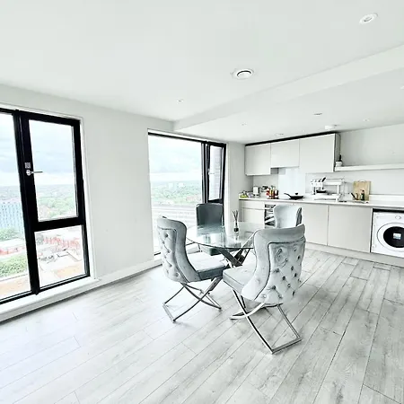 Apartment Modern Two Bedroom Flat On Broad Street Birmingham