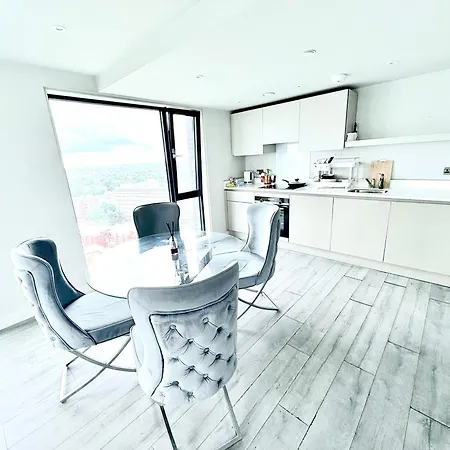 Modern Two Bedroom Flat On Broad Street Apartment