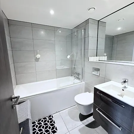 Modern Two Bedroom Flat On Broad Street Apartment *